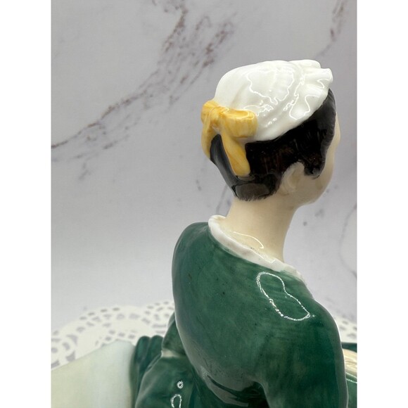 Royal Doulton Figurine 2228 A Lady from Williamsburg sitting on bench Colonial - Picture 12 of 14